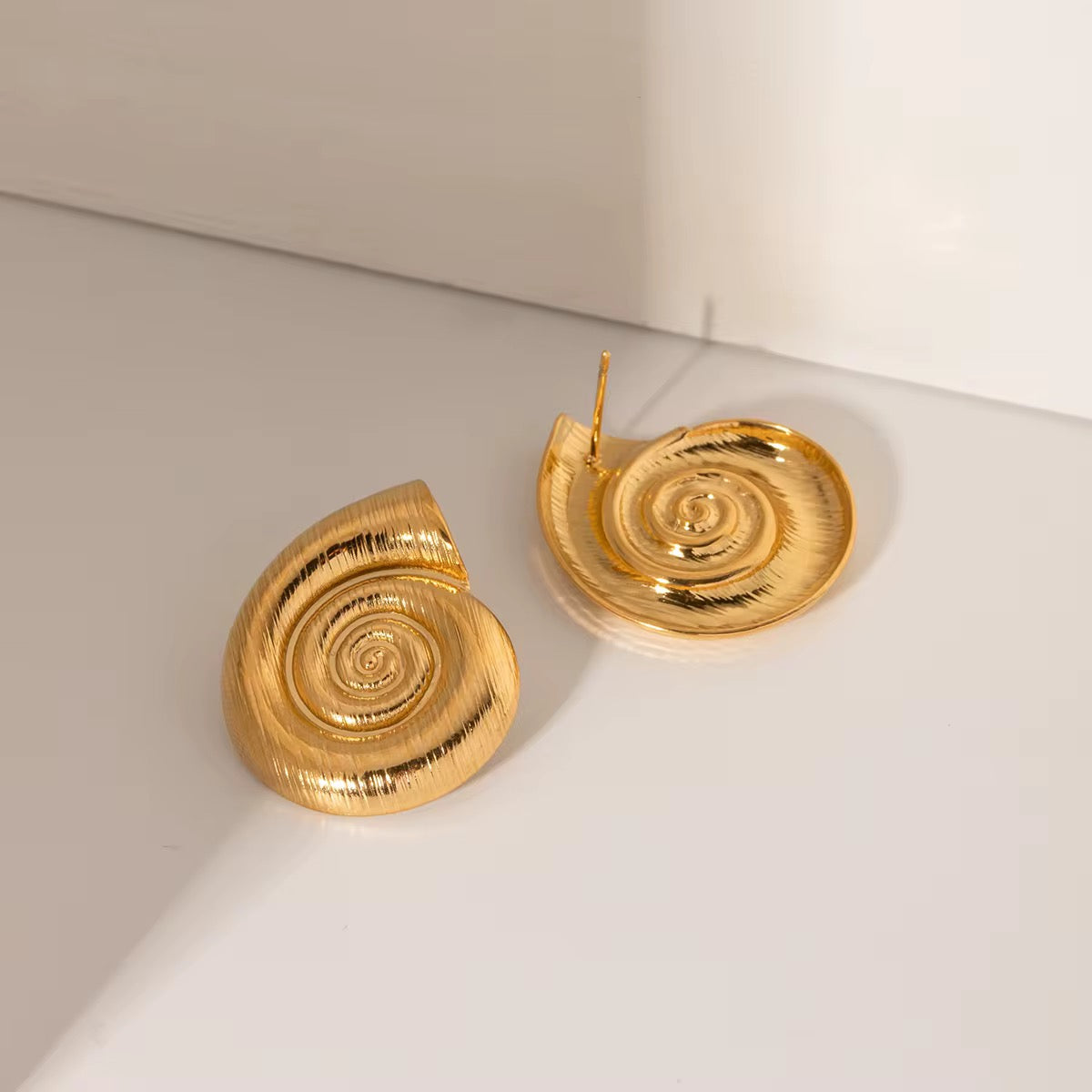 Boucles d’oreilles coquillage dorées ou argentées – Acier inoxydable hypoallergénique, légères & stylées.