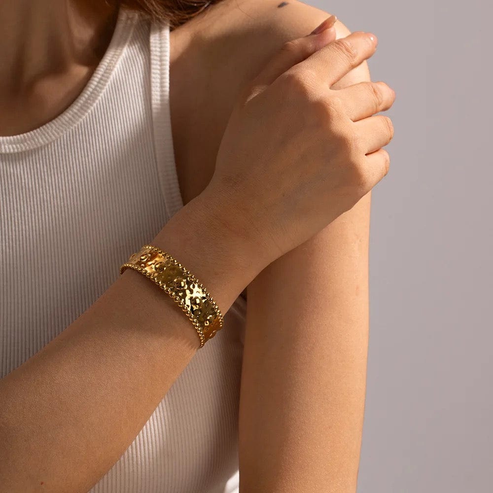 Bracelet jonc doré avec motifs, large et ajustable
