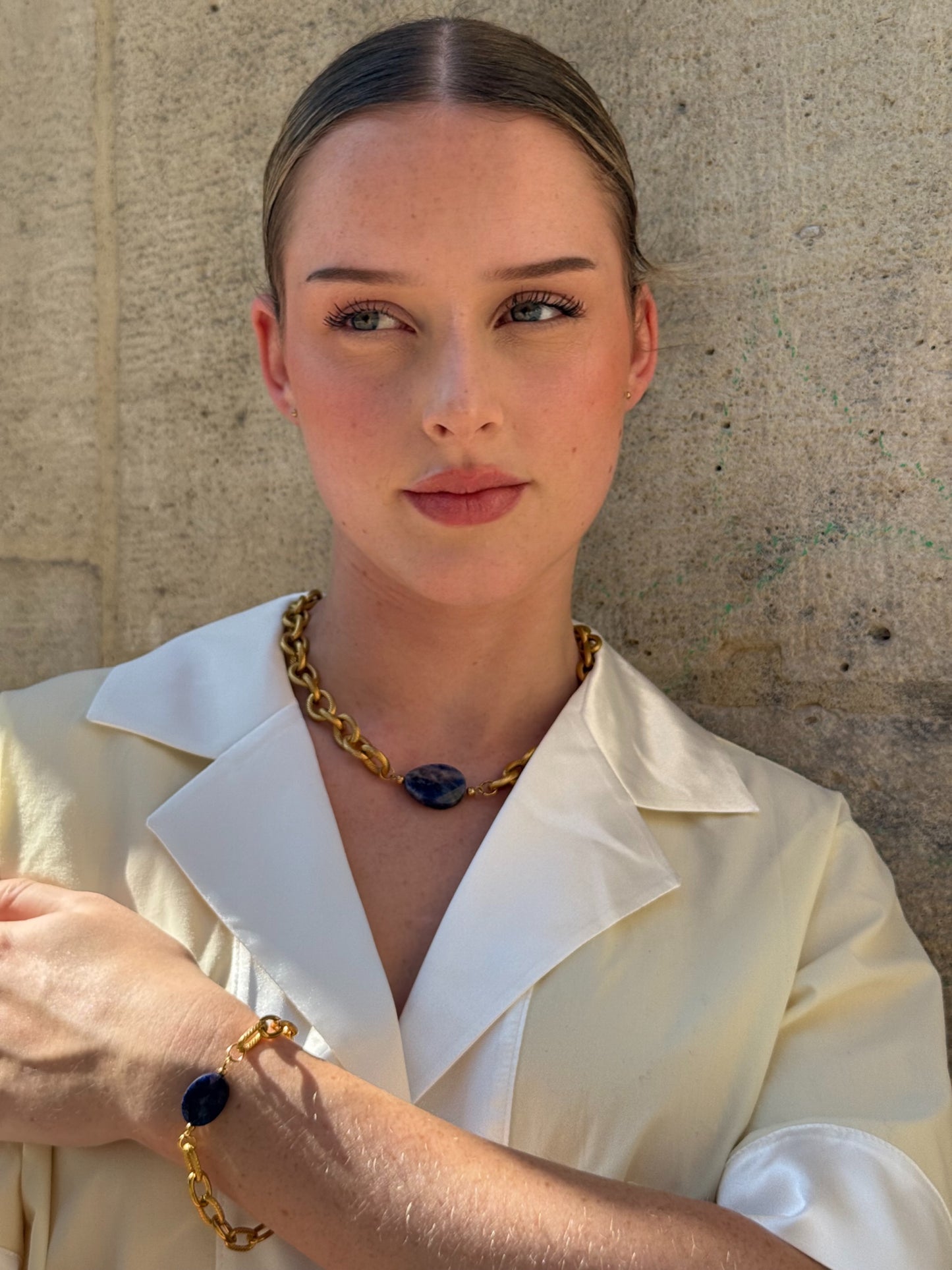 Collier Lydie grosse chaîne dorée avec pierre naturelle bleue au centre inspiration collier Loulou kitchen