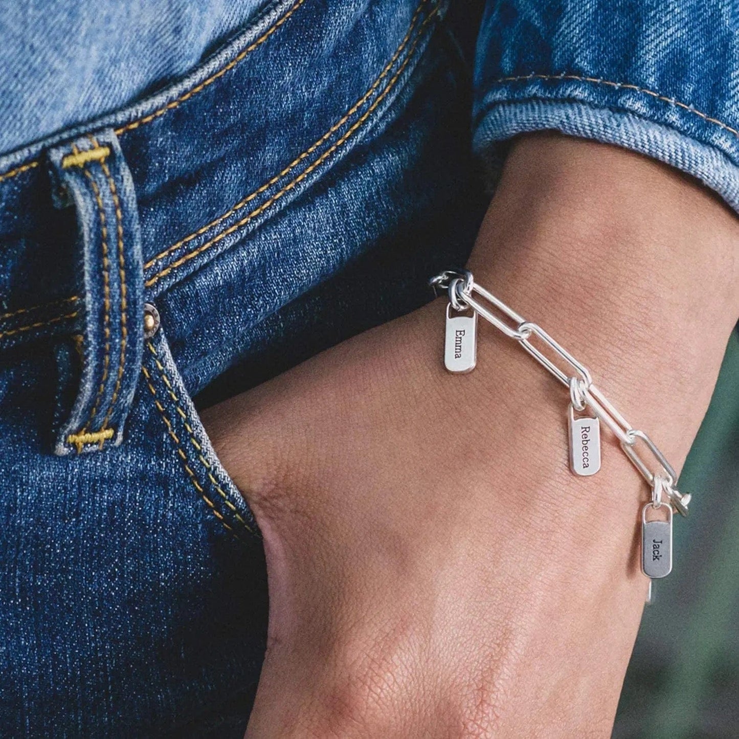 bracelet personnalisé argent avec des medaillons personnalisés avec gravure bracelet avec chamrs gravés