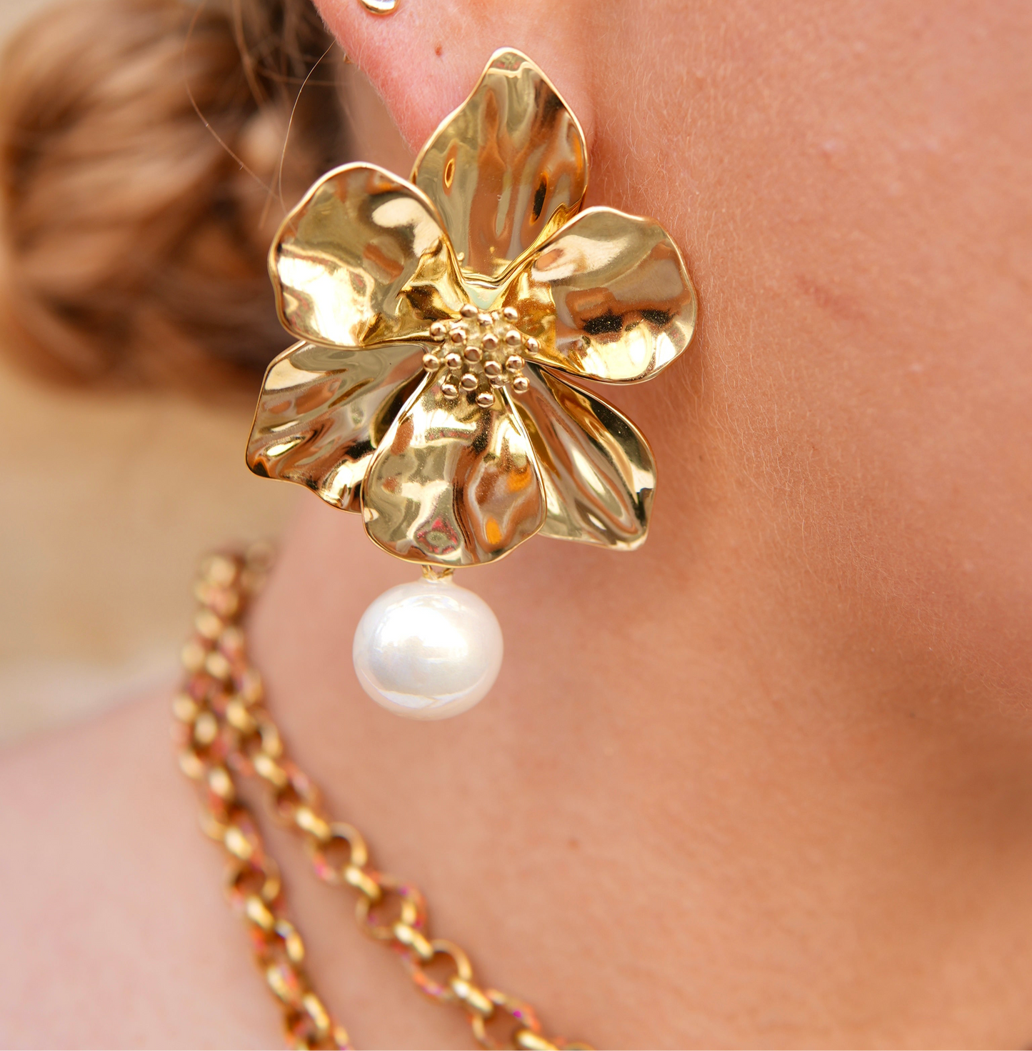 Boucles d’oreilles dorées en forme de fleur avec perle – Solène