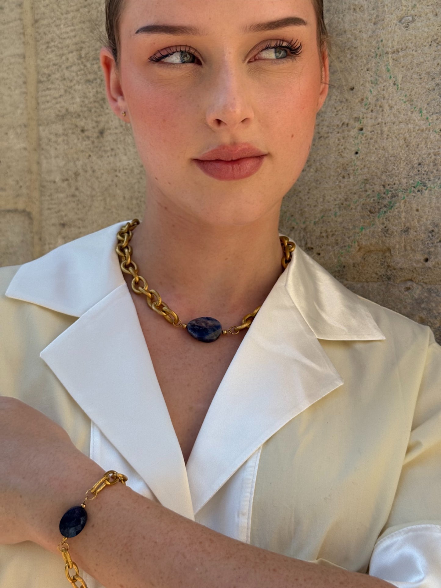 Collier Lydie grosse chaîne dorée avec pierre naturelle au centre inspiration collier Loulou kitchen