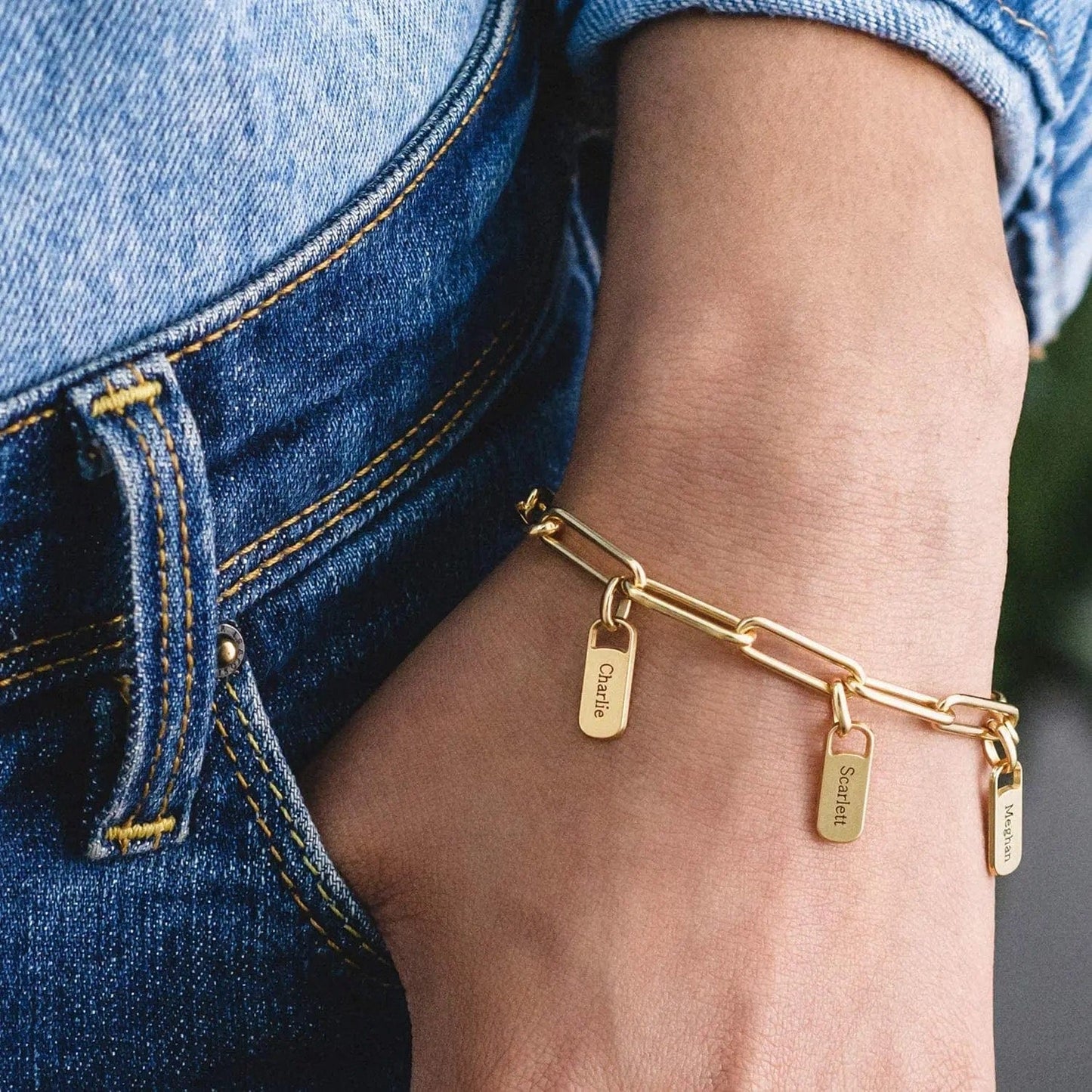 bracelet doré avec des medaillons personnalisés avec gravure bracelet avec chamrs gravés