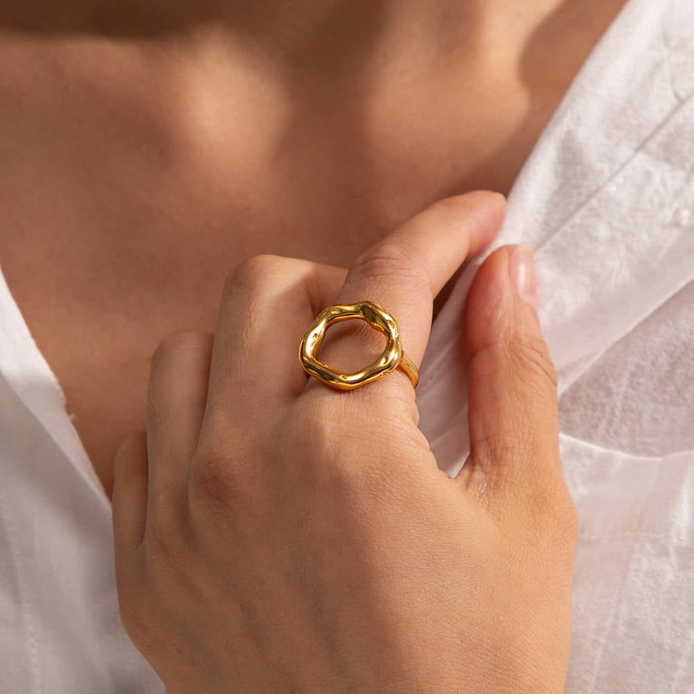 Cercle d’or : Bague martelée en acier inoxydable