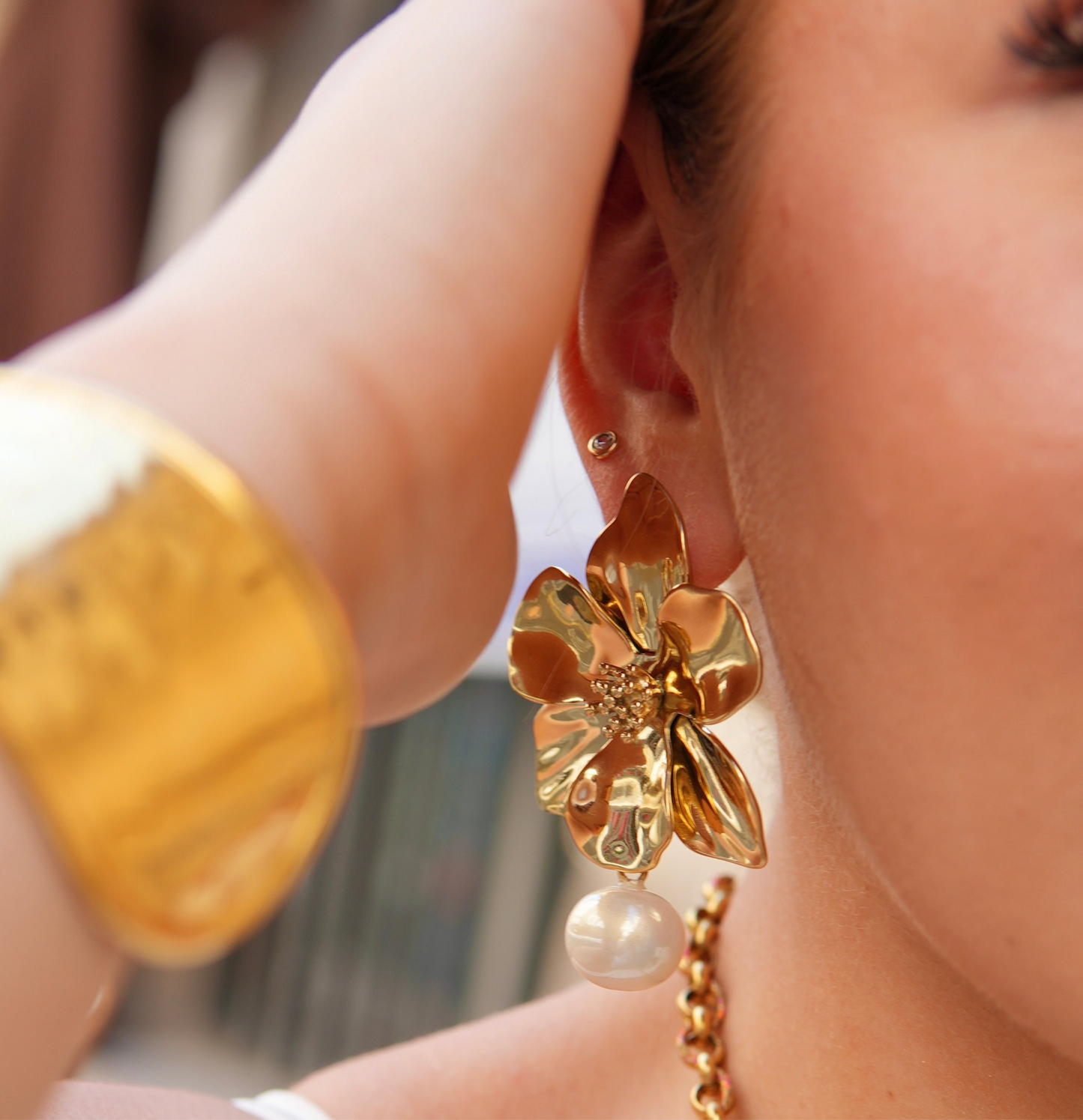 Boucles d’oreilles dorées en forme de fleur avec perle – Solène