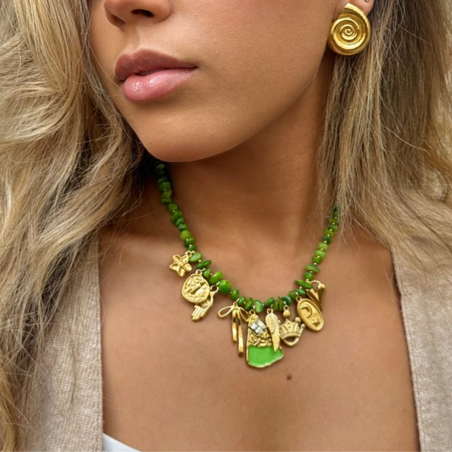 Collier vert en perles et charms dorés – Bijou statement tendance