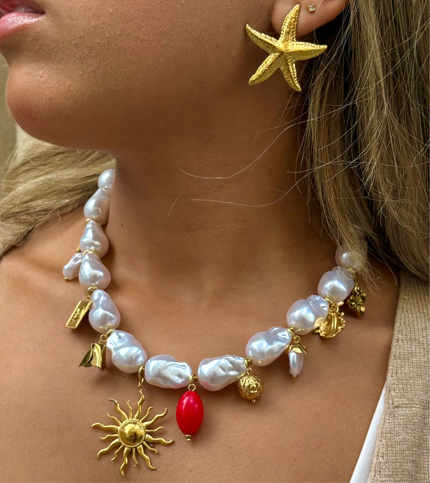 Collier Statement Soleil et Charms Dorés – Perles Baroques Fantaisie