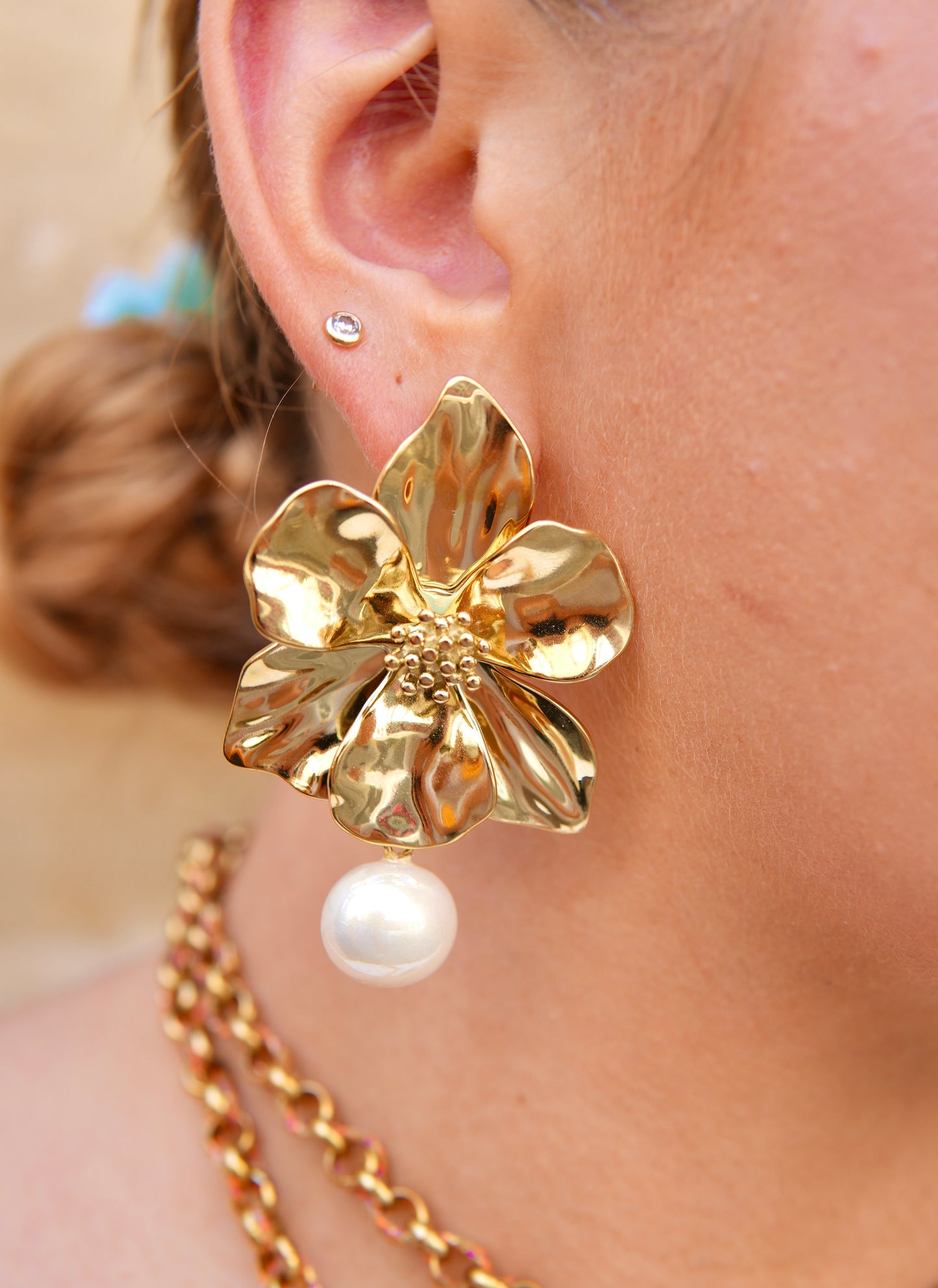Boucles d’oreilles dorées en forme de fleur avec perle – Solène