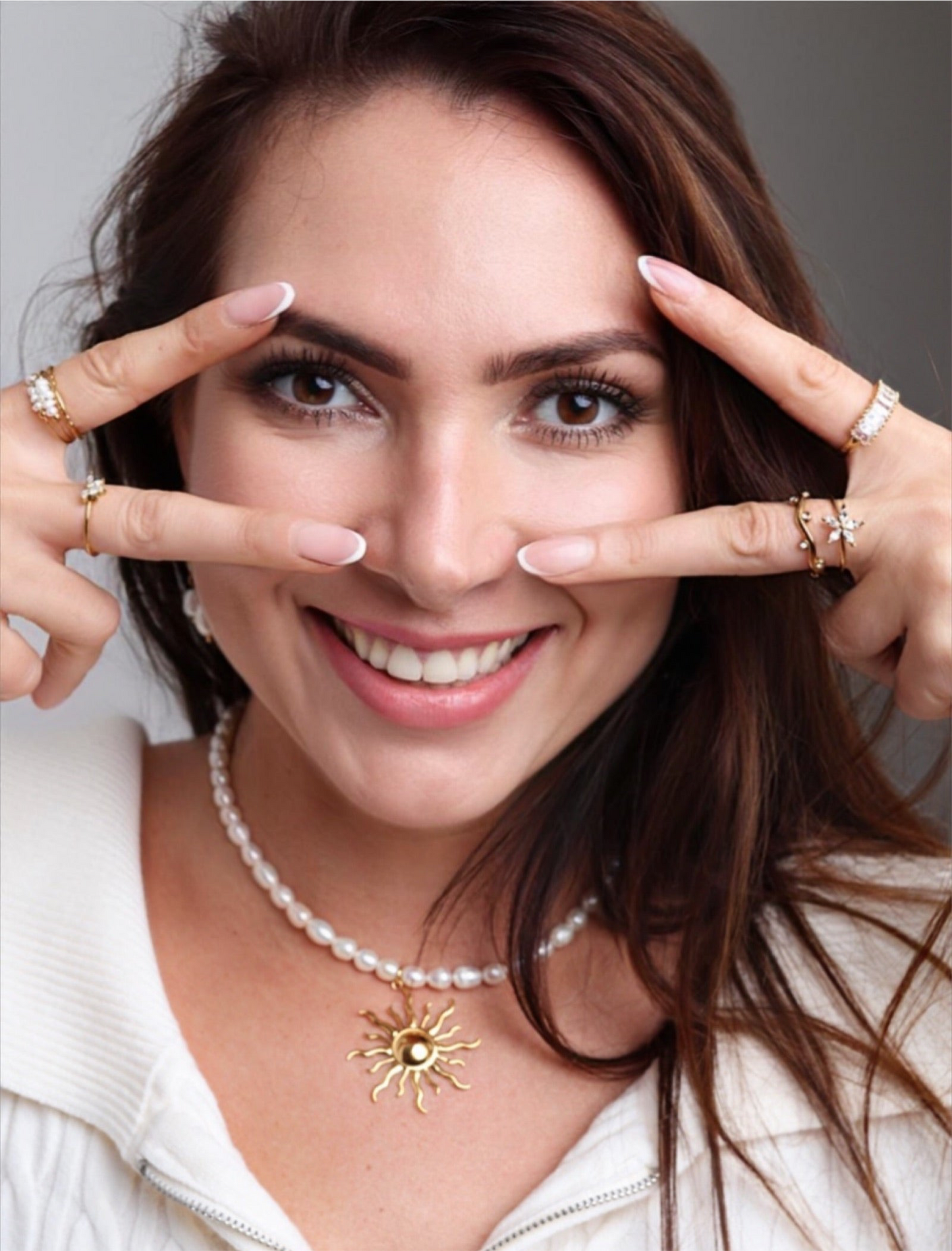 Shine : Collier en perles naturelles sublimé d'un pendentif soleil doré