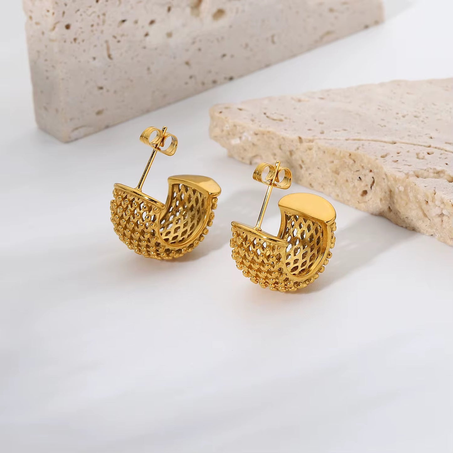 Ella : Boucles d’oreilles créoles dorées en acier chirurgical couvertes de couches fines d’or