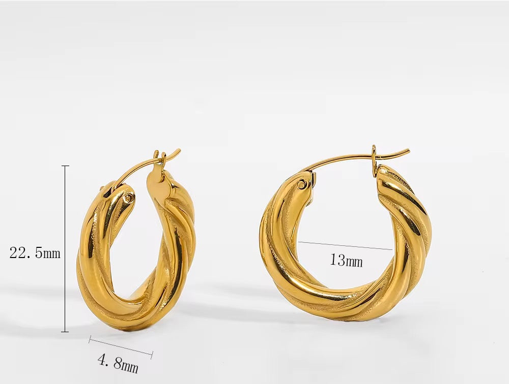 Boucles d’Oreilles “Livia” – Créoles Torsadées Dorées Plaqué Or