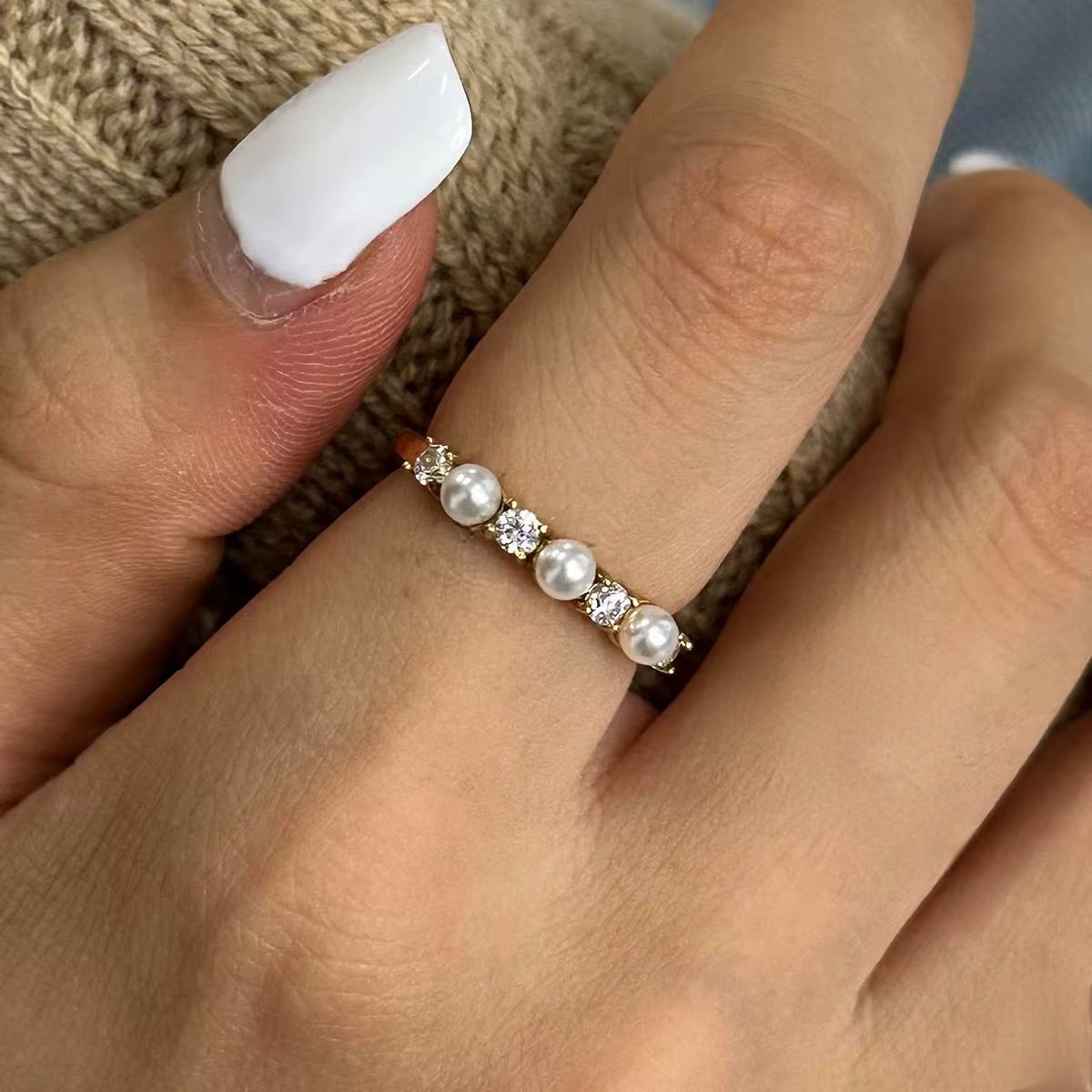 Brigitte : Bague ornée de perles et zirconium