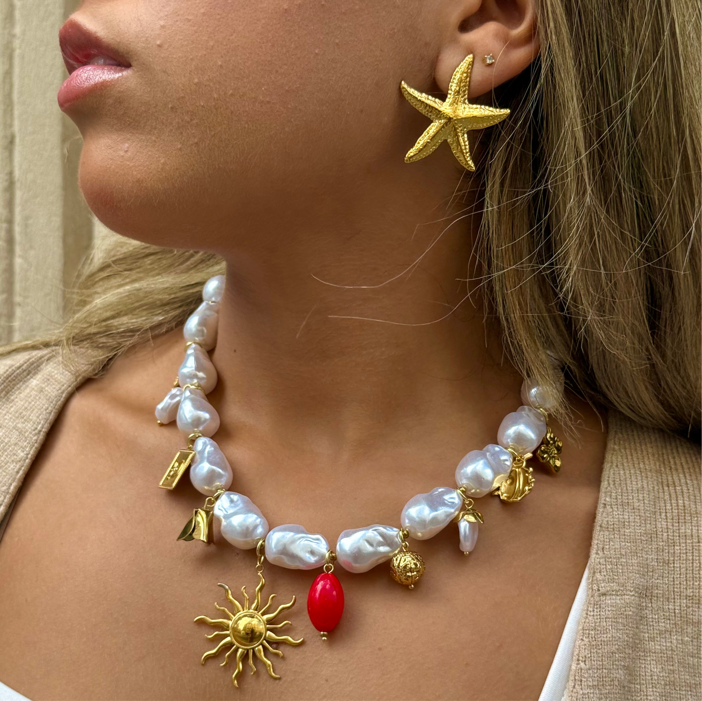 Collier Statement Soleil et Charms Dorés – Perles Baroques Fantaisie