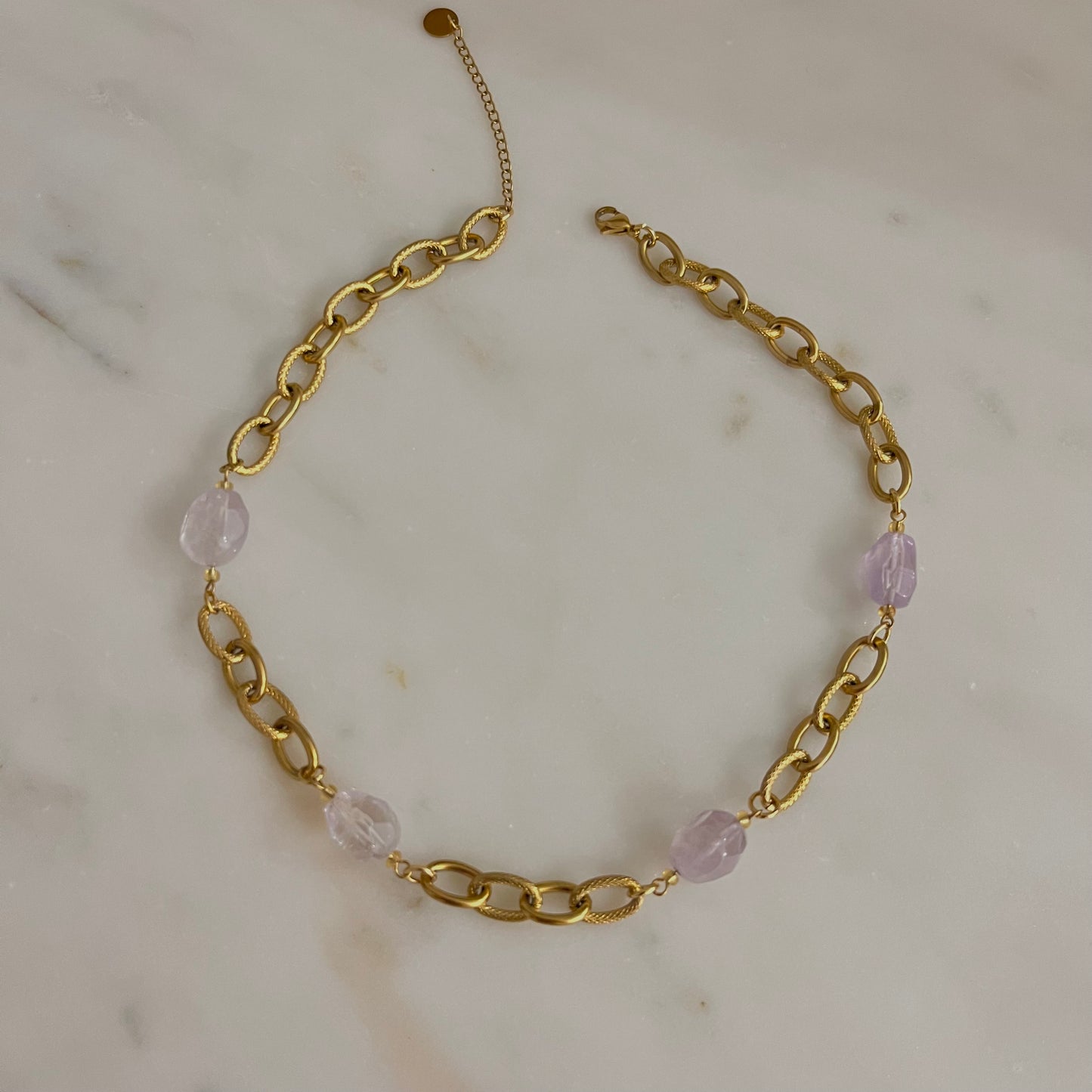 Orchidée : Collier avec quatre pierres naturelles d’Améthyste