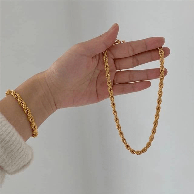 Rihanna : Collier corde