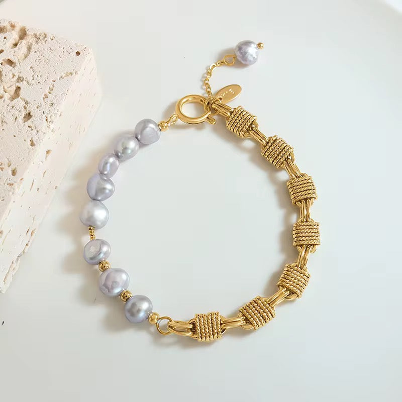 Bracelet perles naturelles grises & acier inoxydable doré à l’or fin