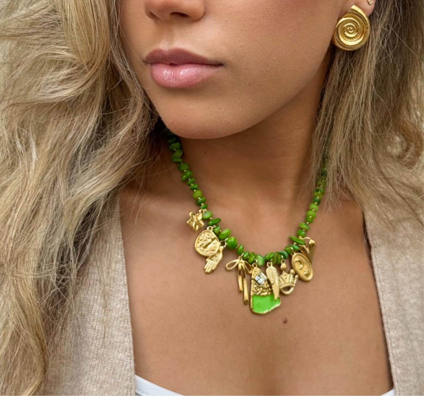 Collier vert en perles et charms dorés – Bijou statement tendance