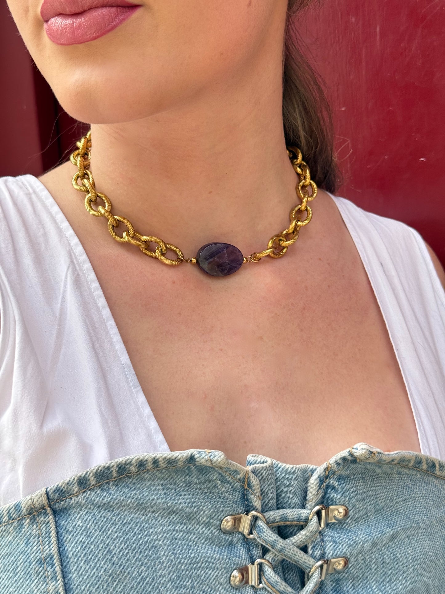 Collier Lydie grosse chaîne dorée avec pierre naturelle améthyste au centre inspiration collier Loulou kitchen