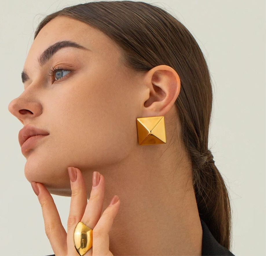 Boucles d’Oreilles Design Pyramide – forme Géométrique et Moderne