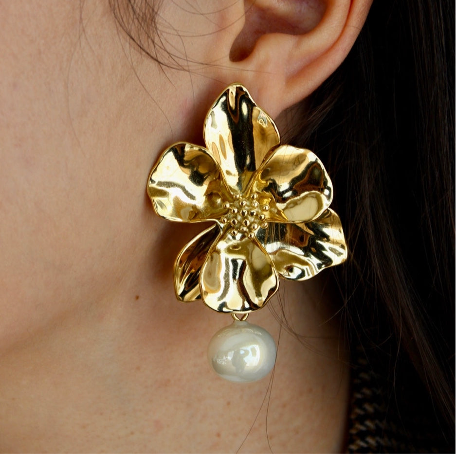 Boucles d’oreilles dorées en forme de fleur avec perle – Solène