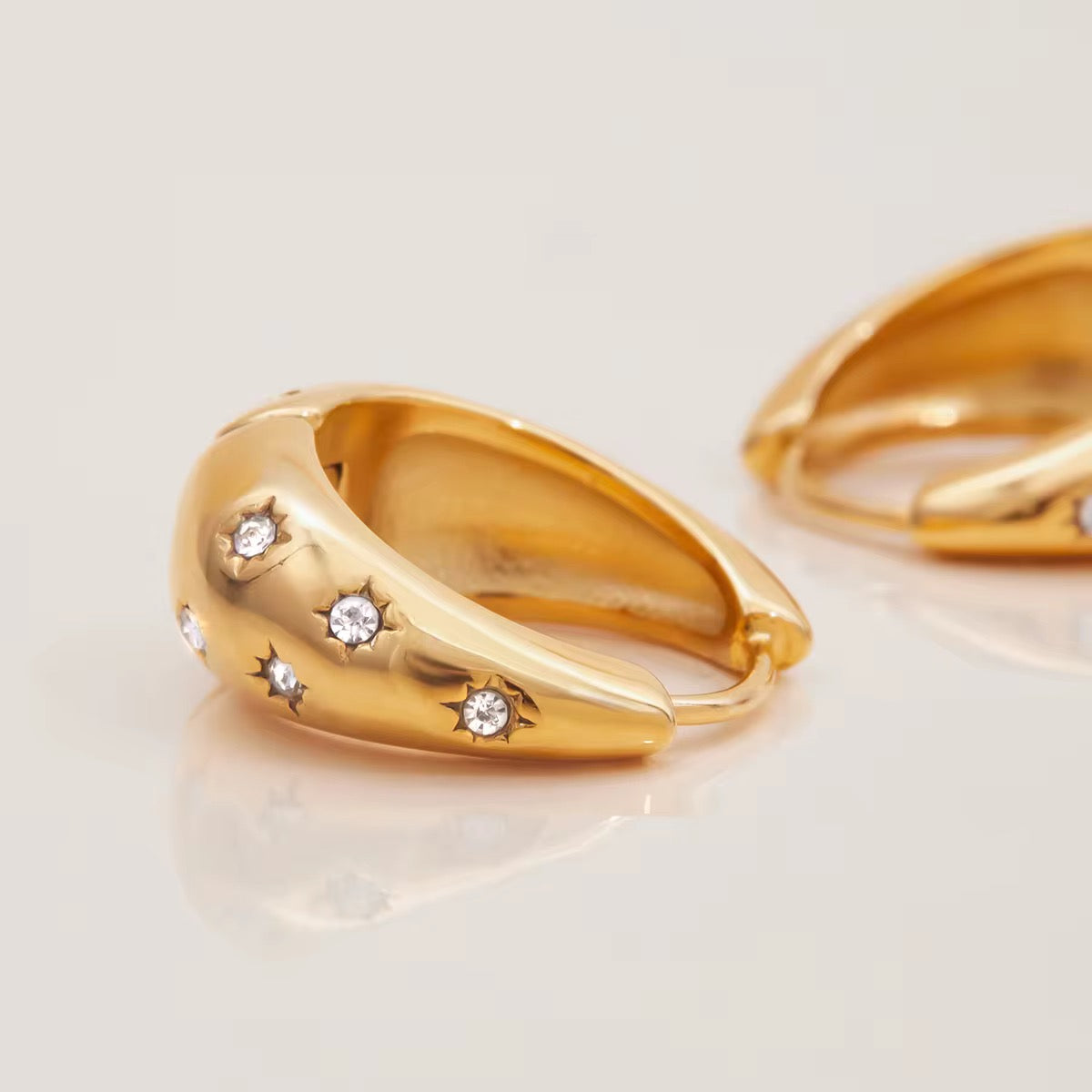 Boucles d’oreilles créoles dorées plaqué or 18K – Élégance & confort au quotidien