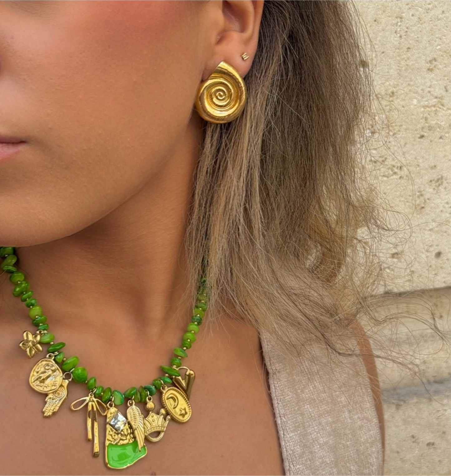 Collier vert en perles et charms dorés – Bijou statement tendance