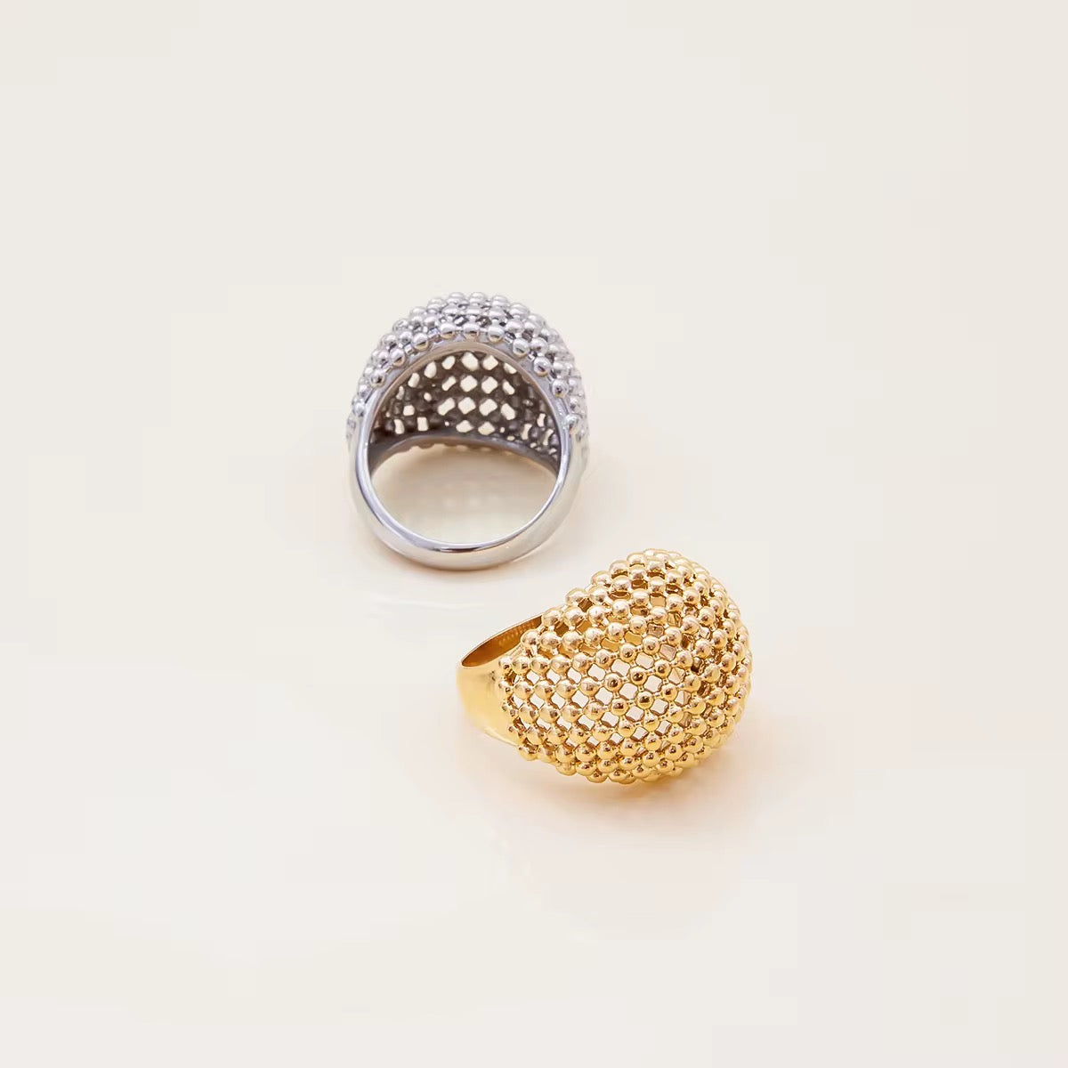 Bague dôme texturé – acier inoxydable doré ou argenté