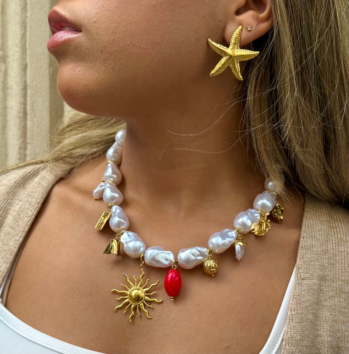 Collier Statement Soleil & Charms Dorés – Perles Baroques Fantaisie