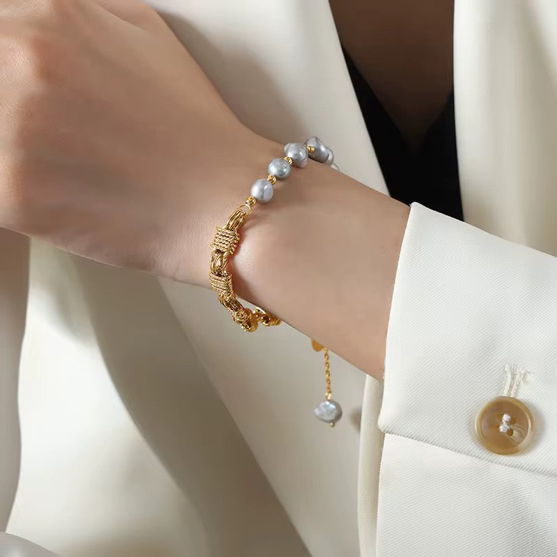 Bracelet perles naturelles grises & acier inoxydable doré à l’or fin