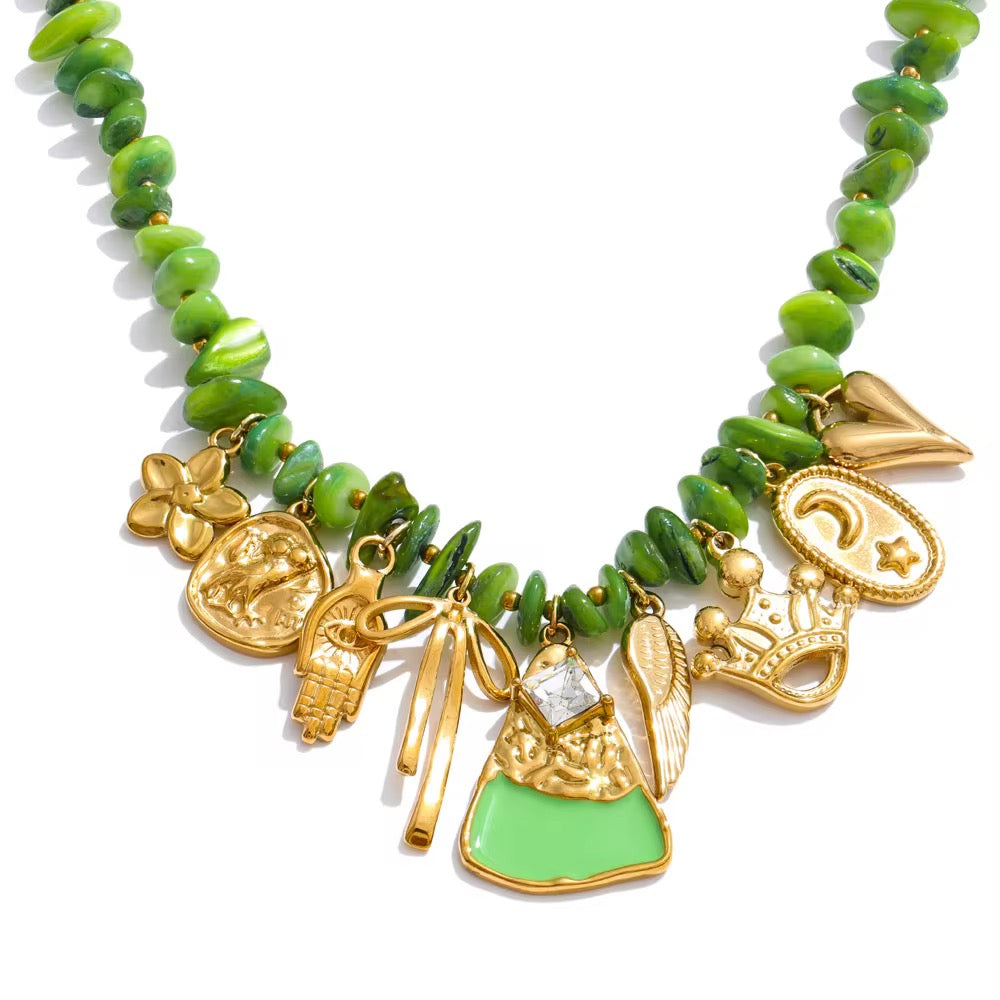 Collier vert en perles et charms dorés – Bijou statement tendance