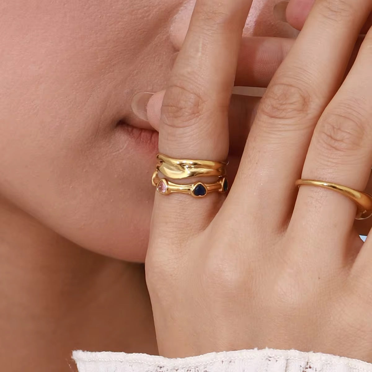 Bague Dorée Cœurs – 5 Zirconiums Multicolores