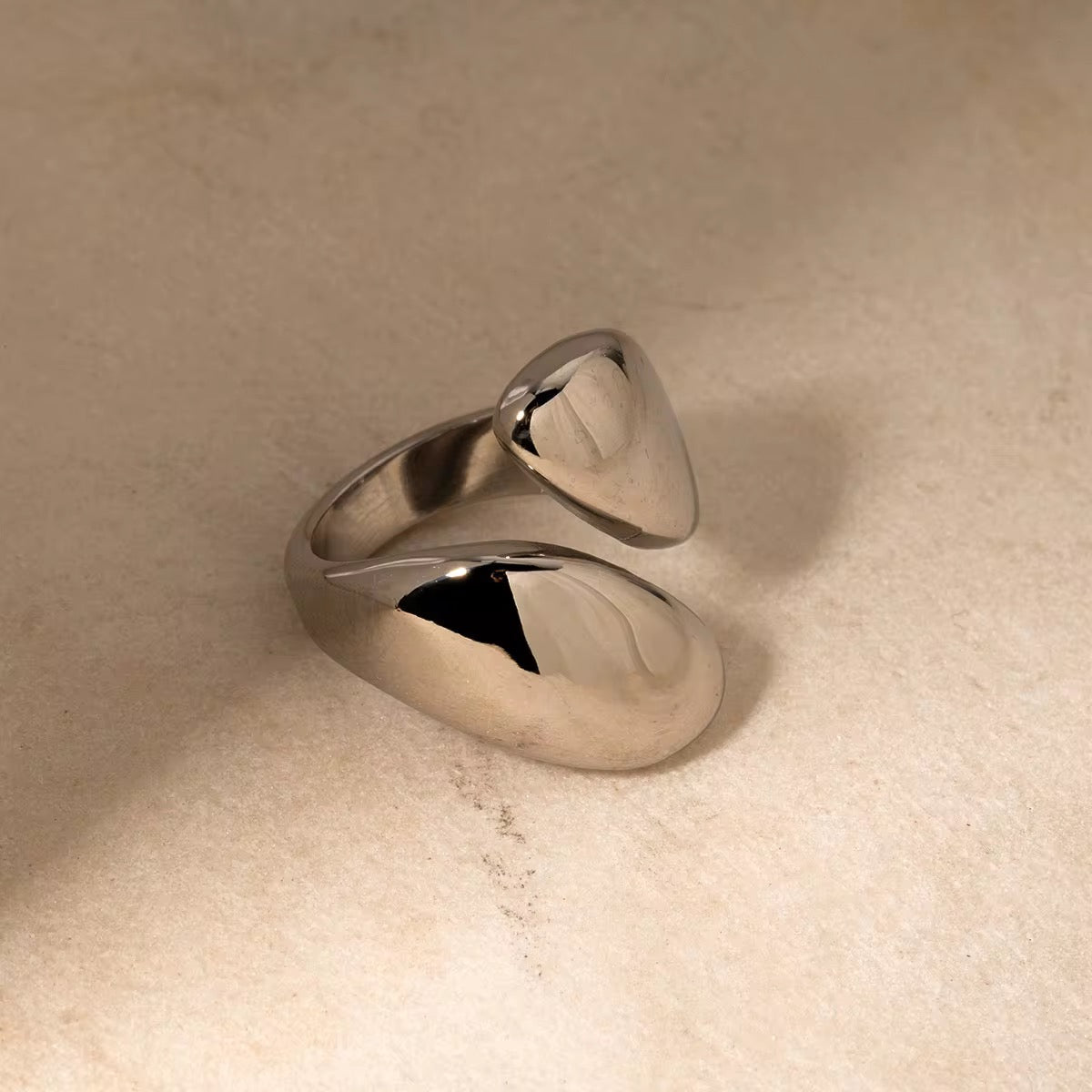 Bague ajustable en acier inoxydable trempée à l’or 18 carats : Clara
