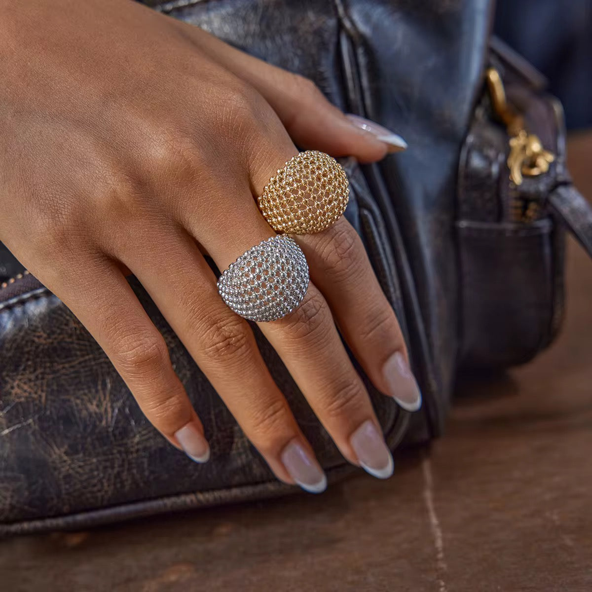 Bague dôme texturé – acier inoxydable doré ou argenté