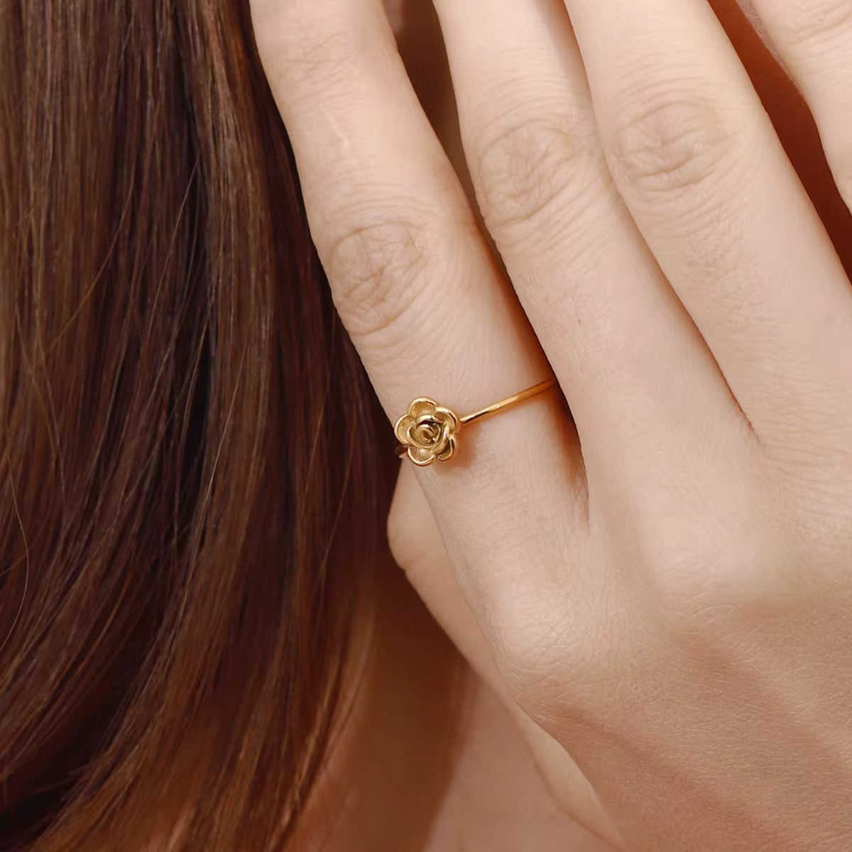 Bague fine dorée design fleur ajustable « Rosalia »