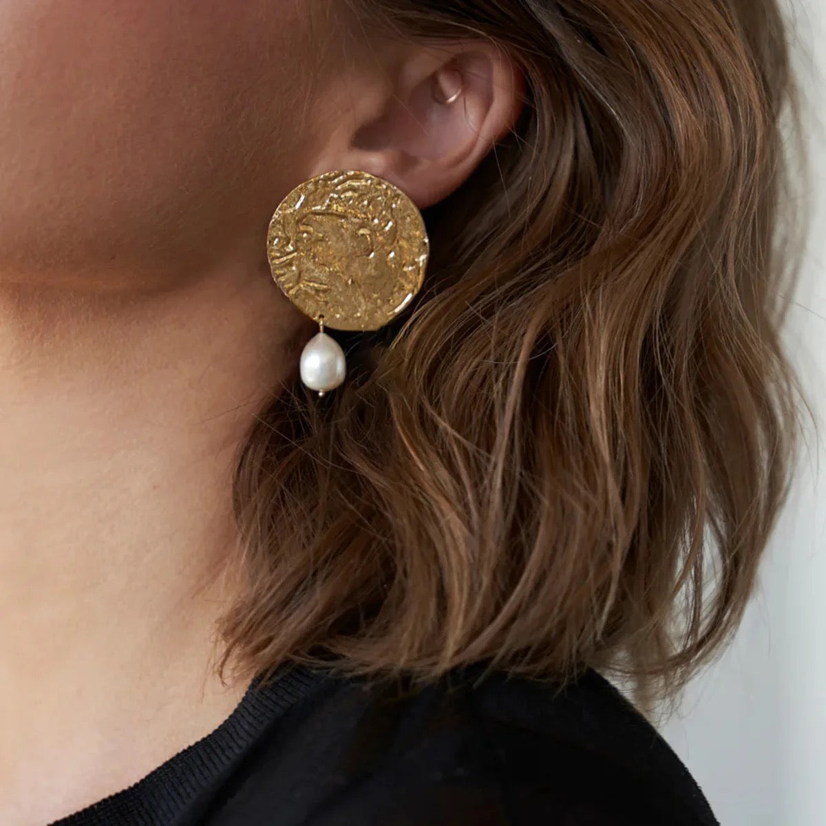 Bella : Boucles d’oreilles martelées sublimées avec une perle naturelle L'or Didon