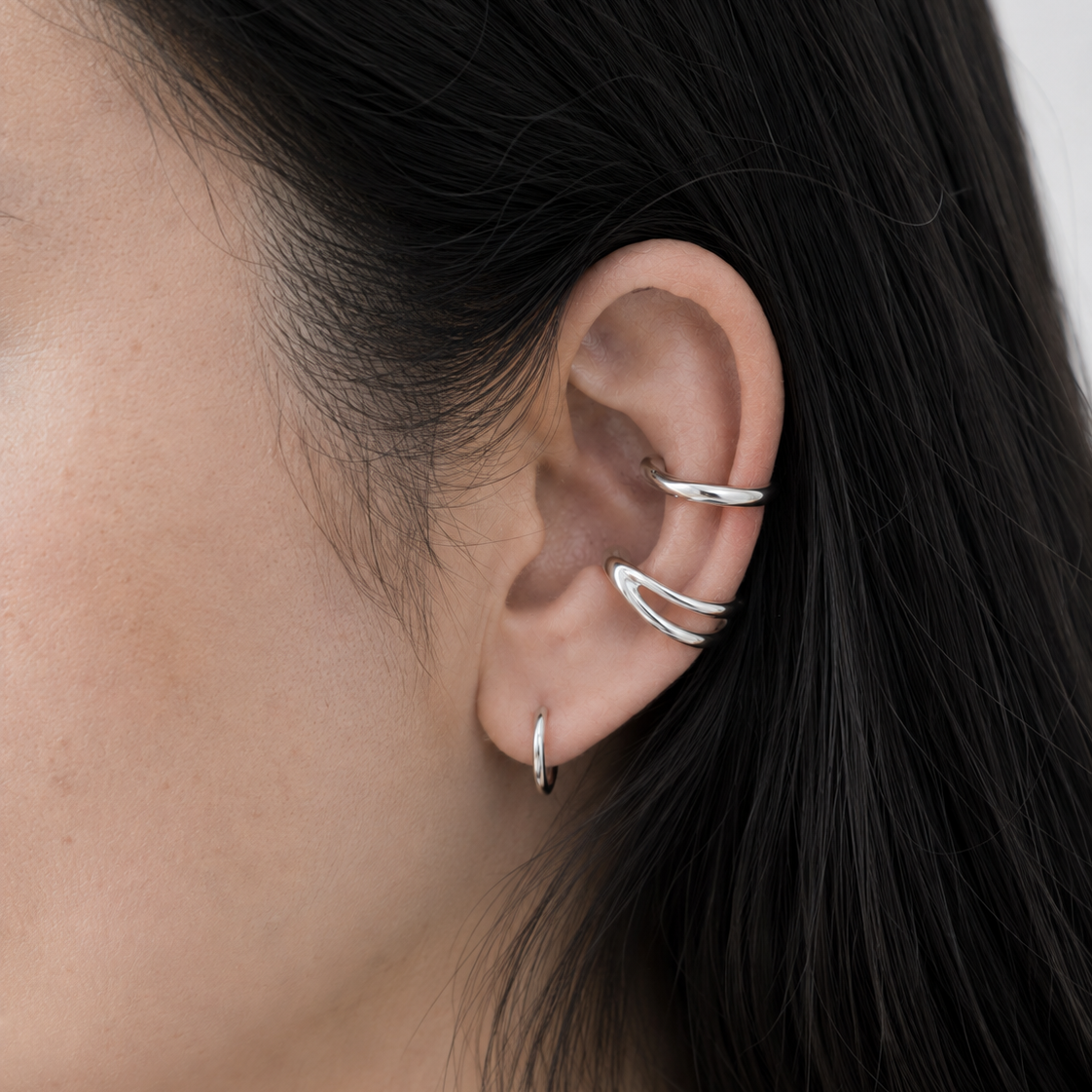 Ear cuff Camille argenté porté au milieu du cartilage avec une petite créole