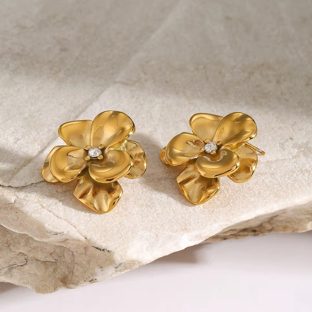 Boucles d’Oreilles Fleur – Acier Chirurgical Plaqué Or pour mariage et quotidien