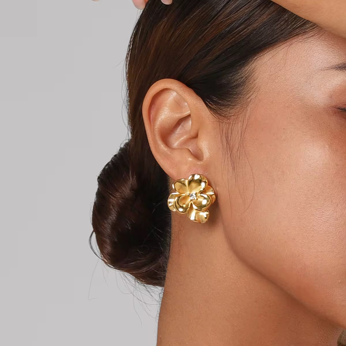 Boucles d’Oreilles Fleur dorée – Acier Chirurgical Plaqué Or pour mariage ou quotidien