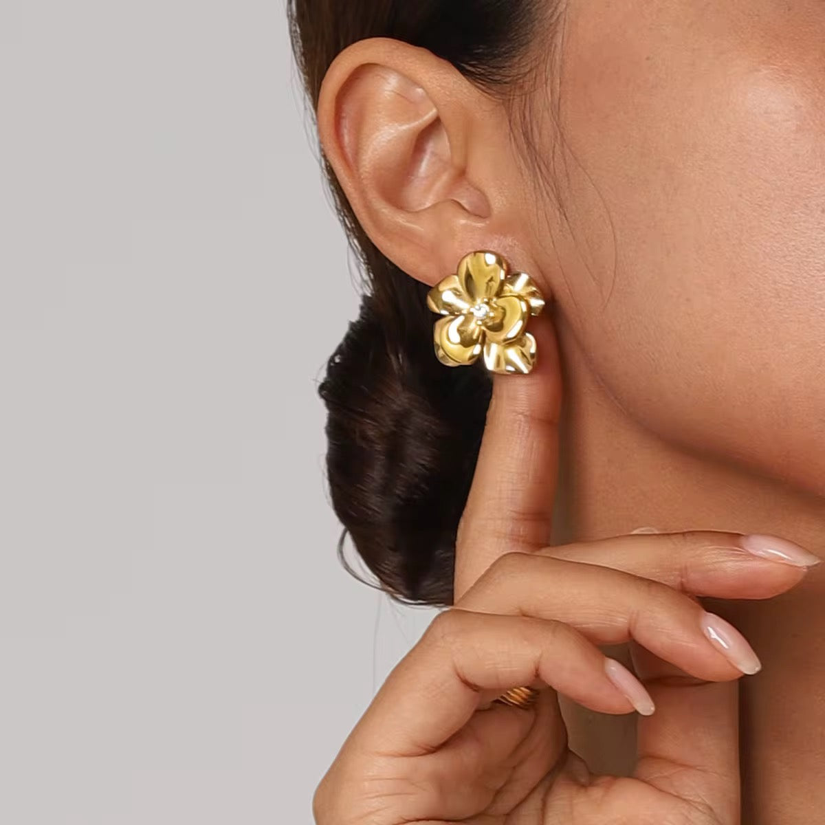 Boucles d’Oreilles Fleur Élégance – Acier Chirurgical Plaqué Or