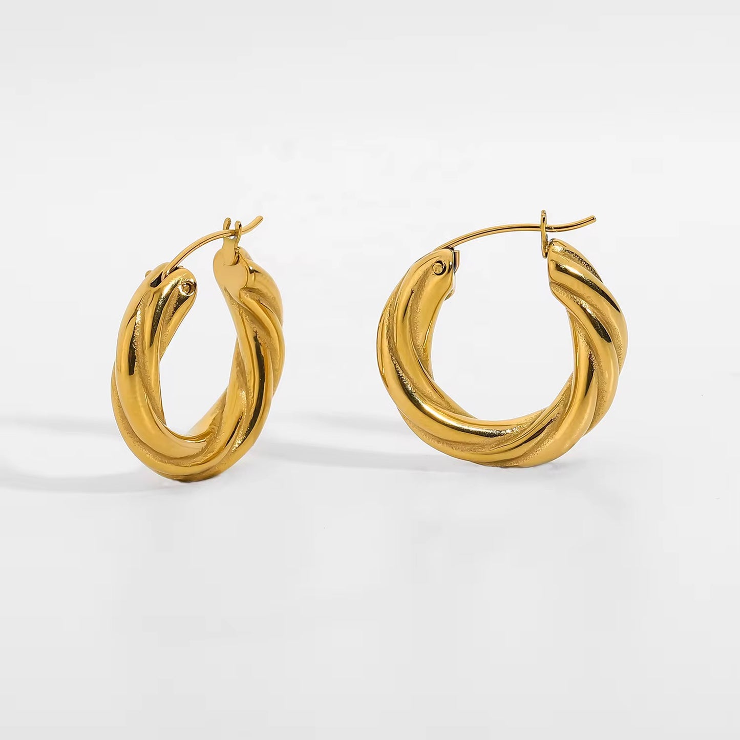 Boucles d'Oreilles « Livia » – Créoles Torsadées Dorées Plaqué Or