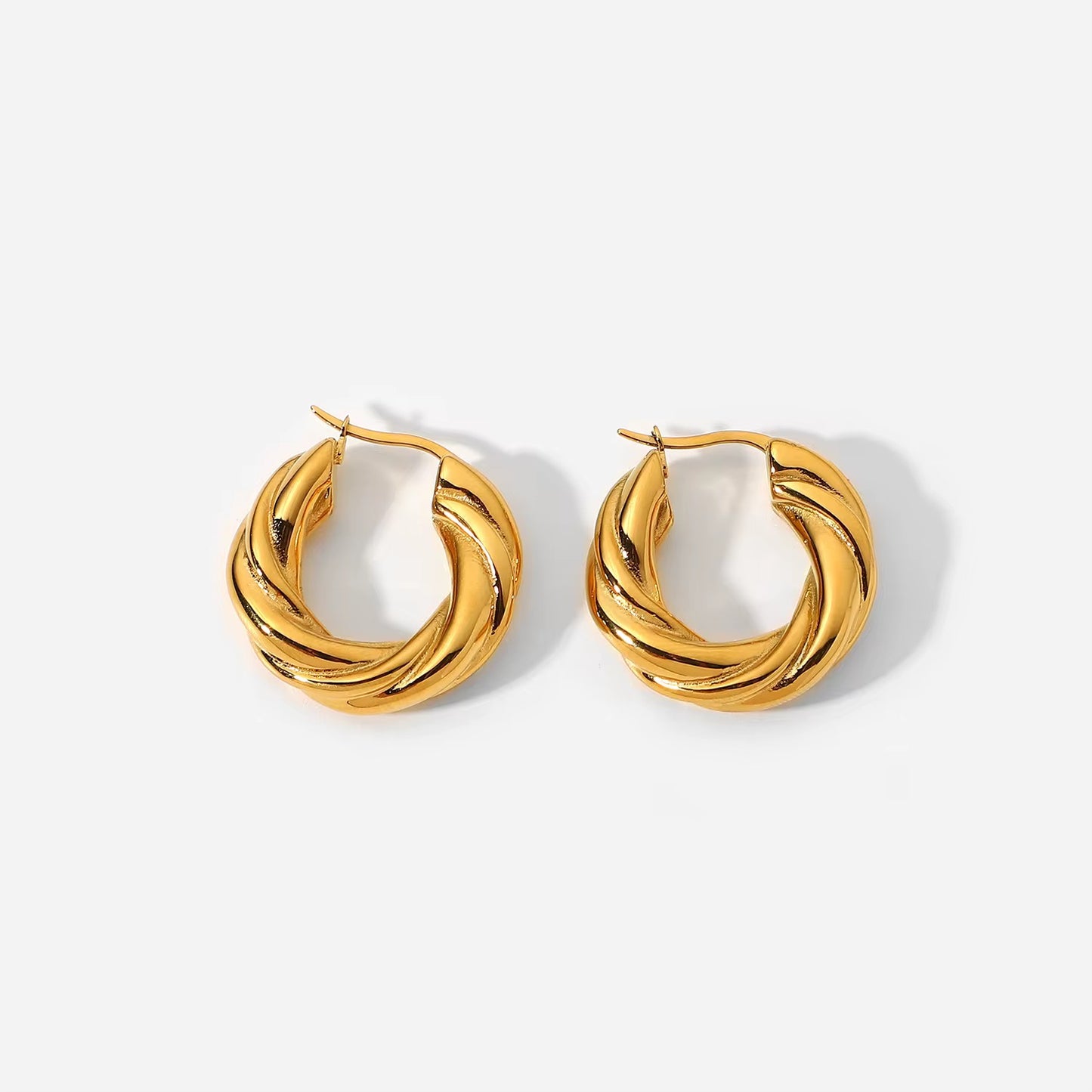 Boucles d'Oreilles « Livia » – Créoles Torsadées Dorées Plaqué Or