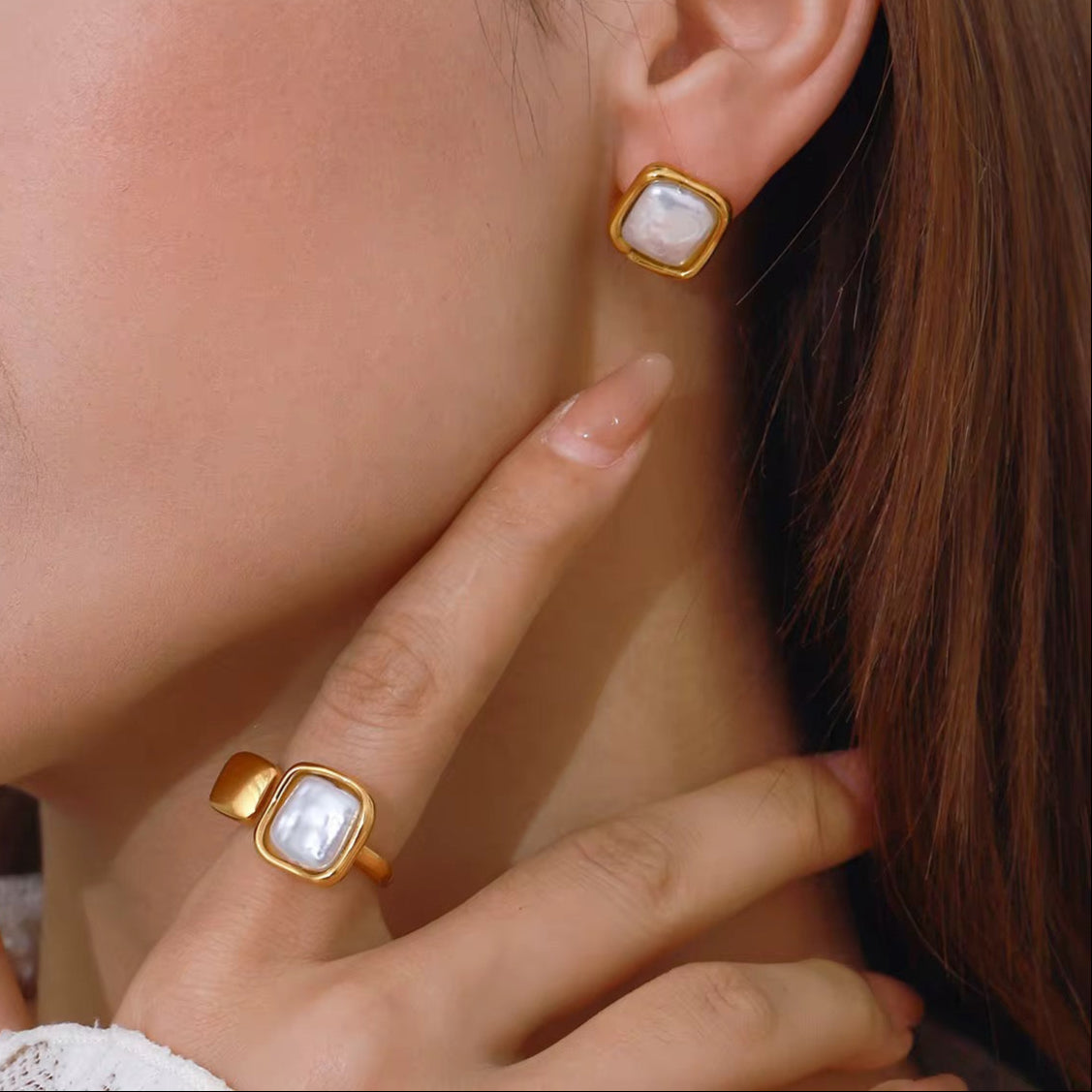Boucles d'Oreilles Élégantes carrées ornées d'une perle blanche
