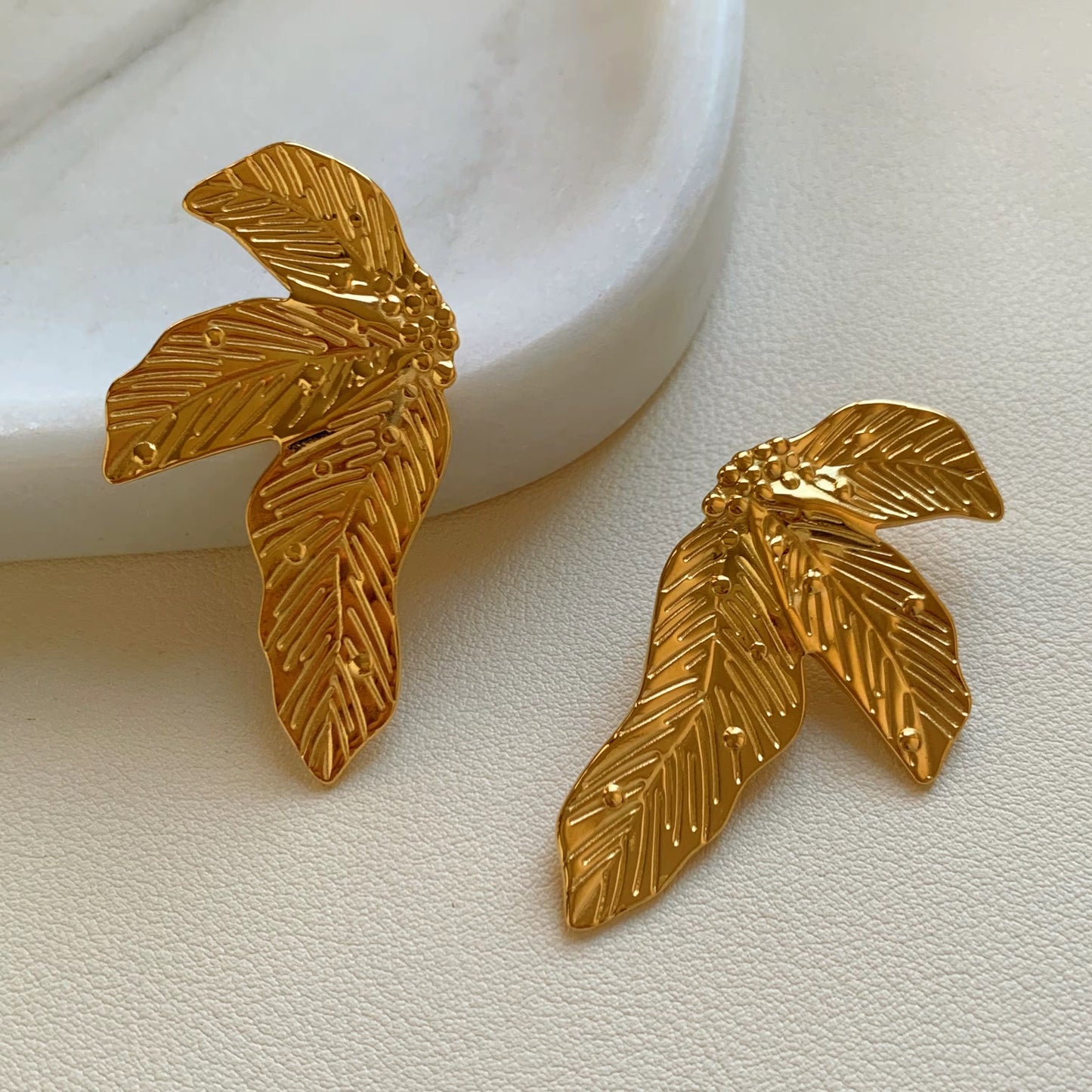 Boucles d'Oreilles design palmier « Palméa » – Feuilles Dorées Plaqué Or