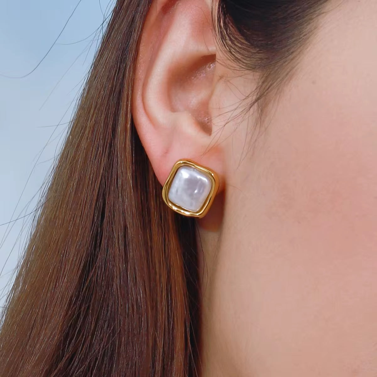 Boucles d'Oreilles Élégantes carrées ornées d'une perle blanche