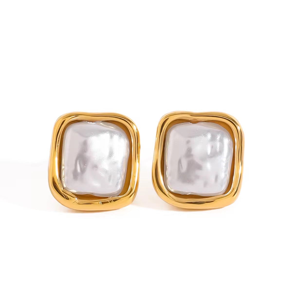 Boucles d'Oreilles Élégantes carrées& ornées d'une perle blanche