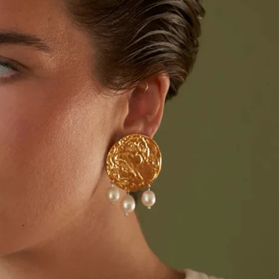 Baya : Boucles d’oreilles Martelées, sublimées de perles naturelles
