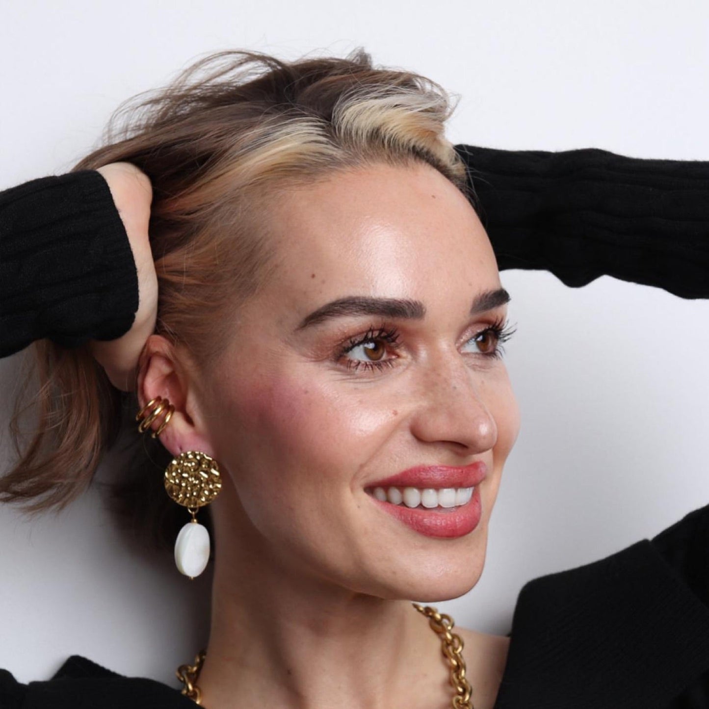 Murielle : Boucles d'oreilles avec de magnifiques pierres de nacre blanche