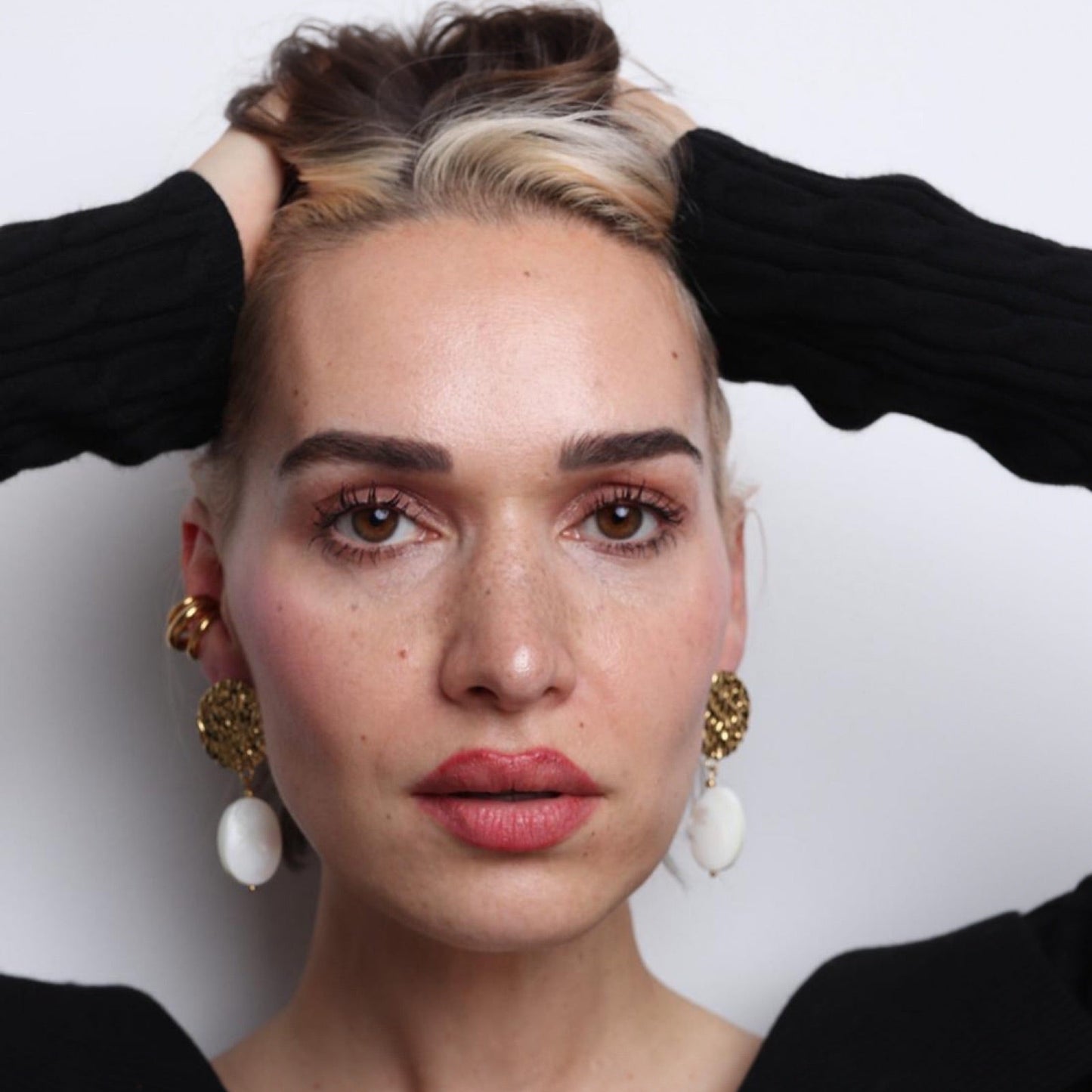 Murielle : Boucles d'oreilles avec de magnifiques pierres de nacre blanche