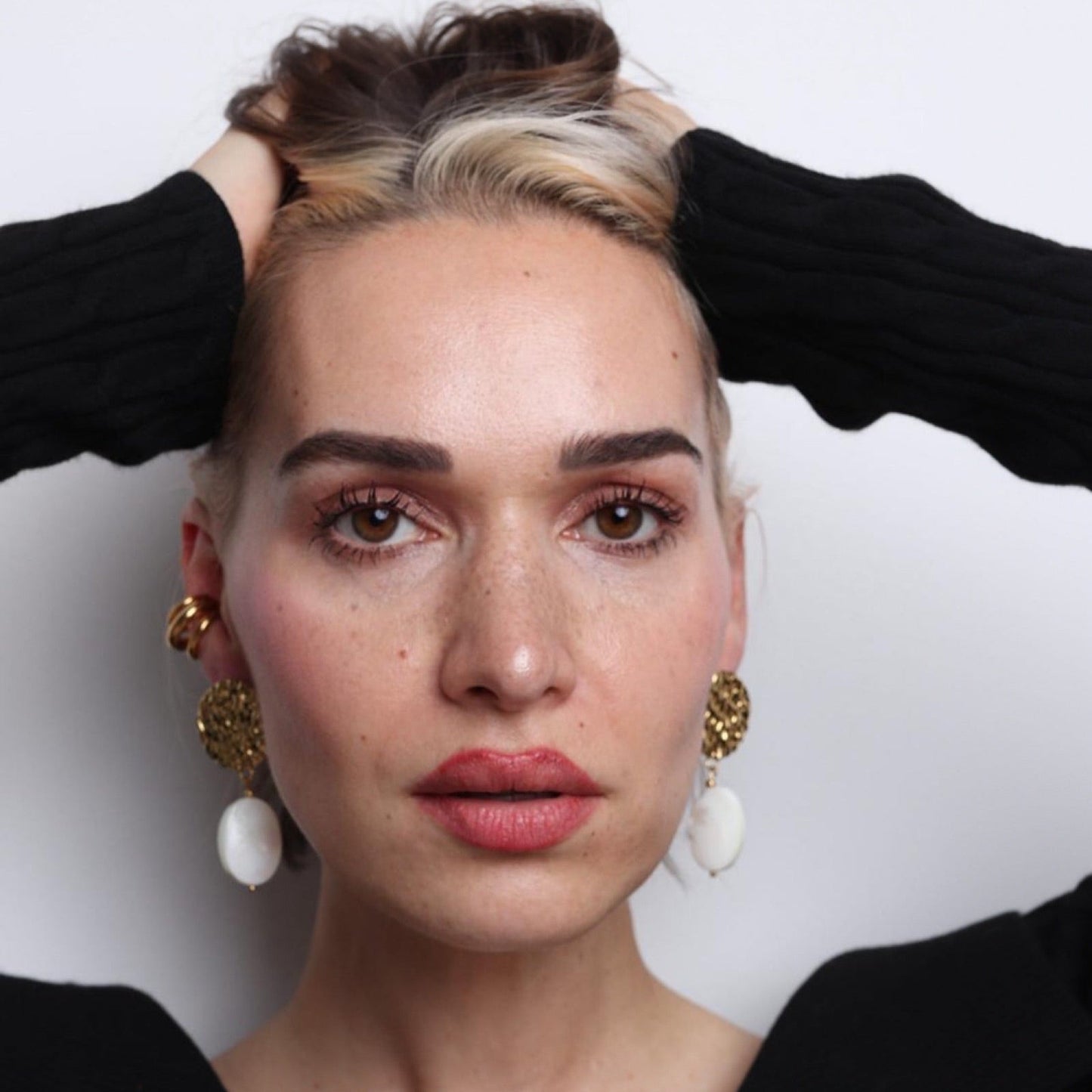 Murielle : Boucles d'oreilles avec de magnifiques pierres de nacre blanche L'or Didon