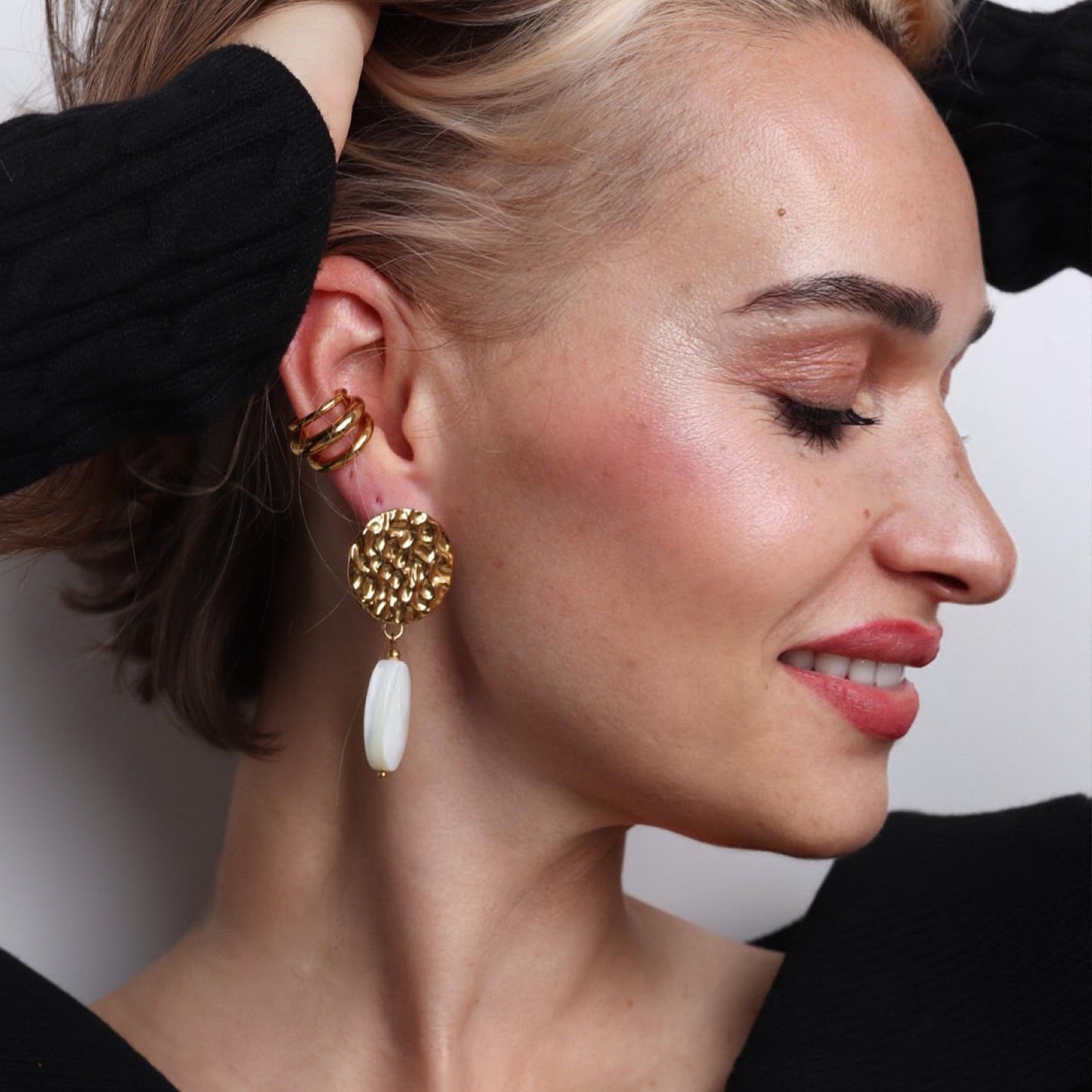 Murielle : Boucles d'oreilles avec de magnifiques pierres de nacre blanche